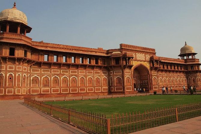 1-Day Trip to The Taj Mahal and Agra from Delhi - Lunch at Priya Restaurant: fuel for the fort and shopping loop