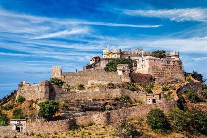 3 Days Private Udaipur City Tour With Kumbhalgarh Fort & Ranakpur Jain Temple - Day 1 in Udaipur: Temples, Palaces, and Lake Views