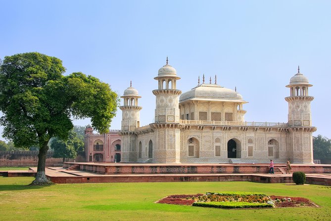 4-Days Golden Triangle Tour with Ranthambore Safari from Delhi - Jaipur day 4: Jaigarh Fort, Jal Mahal photos, City Palace, Jantar Mantar, and Hawa Mahal