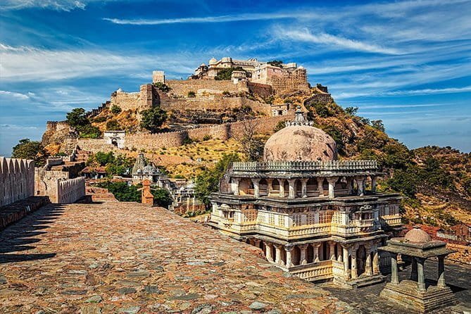 5-Day Udaipur Jodhpur Tour with Ranakpur & Kumbhalgarh - Day 3: Kumbhalgarh Fort wall views plus Ranakpur Jain Temple detail