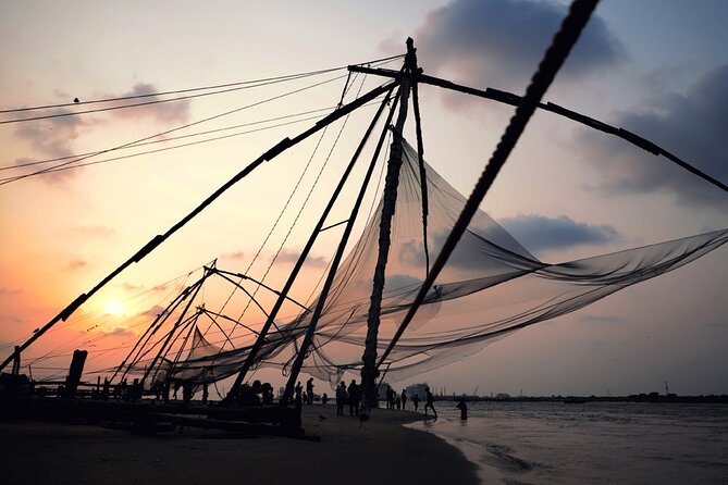5 Days Luxury Kerala Tour with Houseboat Experience - Luxury Alleppey houseboat: backwater pace, lunch break, and overnight anchoring