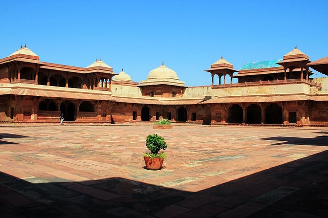 Affordable transfer from Jaipur to Agra via Fatehpur Sikri - Driver, Vehicle, and Safety: How to Reduce the Chance of a Bad Day