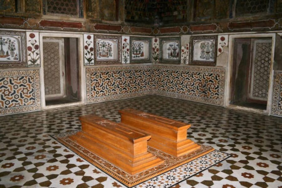 Agra fort, Baby Taj & Mehtab Bagh Express Ticket With Option - Why express-entry tickets matter at Agra Fort