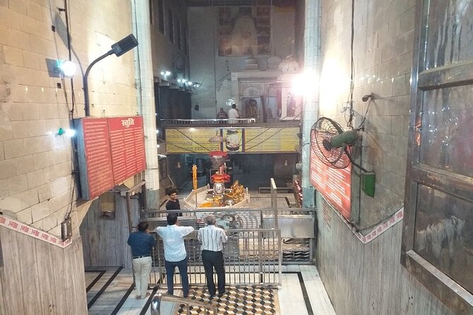 Agra Old City Walking Tour, Private Heritage walking Guided Tour - Stop 4: Johari Bazar near the mosque, goldwork and older building lines