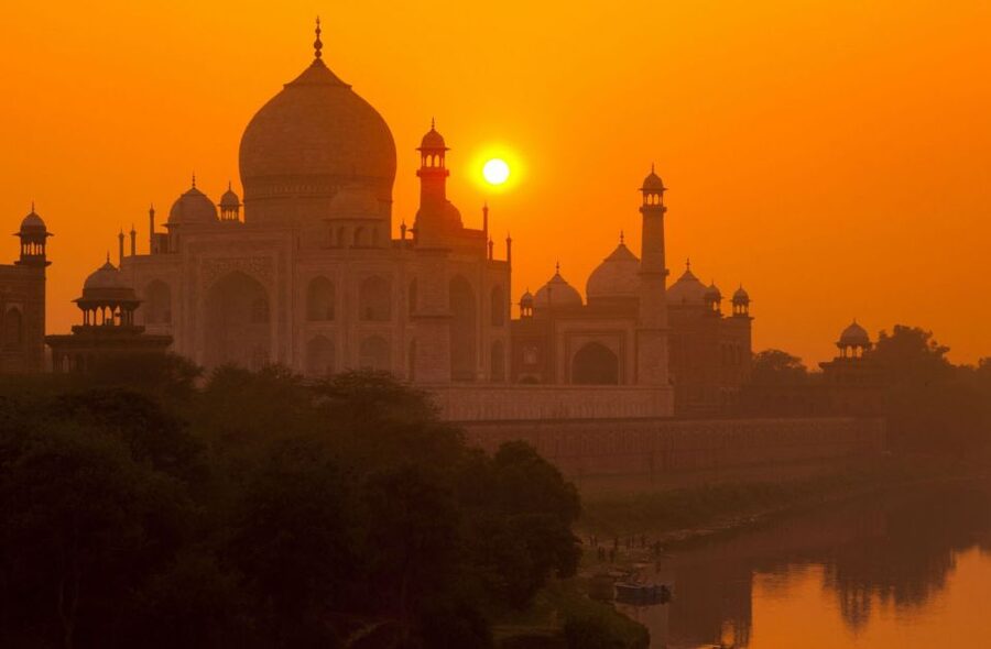 Agra: Taj Mahal with Mausoleum Skip-the-Line tickets & guide - Meeting your guide at the gate, and what the 3 hours is really for