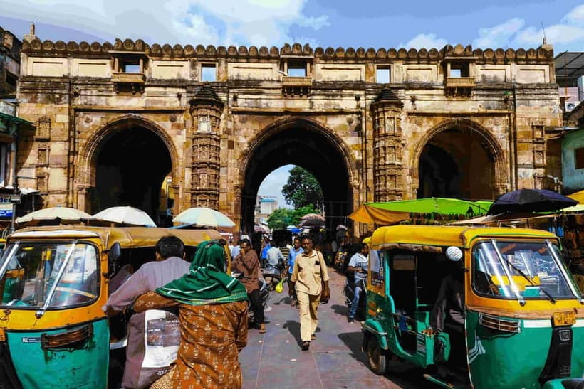 Ahmedabad Half Day Heritage Walking Tour - Rani no Hajiro: a Mughal queen’s resting place with market noise nearby