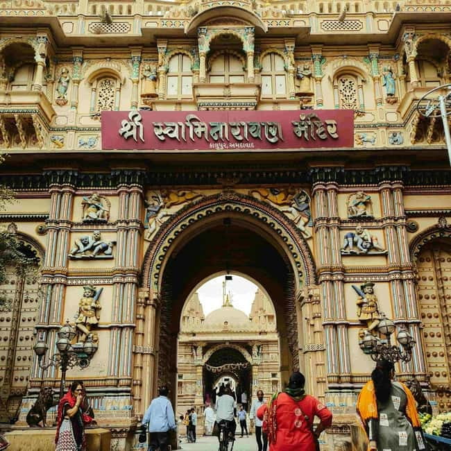 Ahmedabad Half Day Heritage Walking Tour - Starting at Shree Swaminarayan Mandir Kalupur: the carved-wood opening act