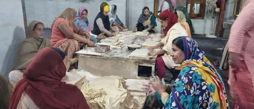 Amritsar: Golden Temple and Jallianwala Bagh Guided Tour - Langar backstage: seeing the world’s biggest community kitchen run