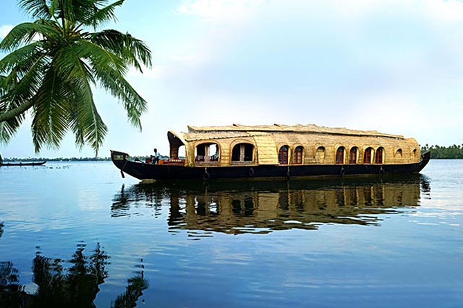 Backwaters Houseboat Cruise in Aleppey with Lunch from Cochin - Private Tour - Life on the houseboat: crew, chef, and the lunch on board