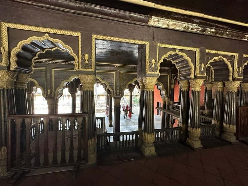 Bangalore: Palace, Temples, Fort & Markets Walking Tour - Vishnu temple prayers and Jain temple quiet: What the religion stops teach you