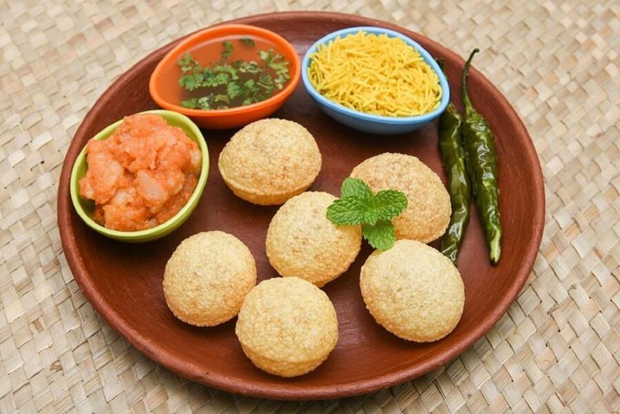 Banglore: Guided Street Food Crawl - Finding the Neon-Green Yo Tours Guide at VB Bakery