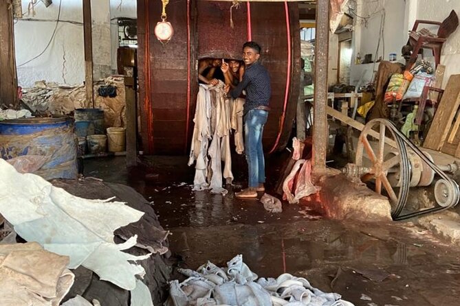 Best of Dharavi Slum with Market Tour - Lather Goods in Mahim: How Bags and Wallets Get Made as Work