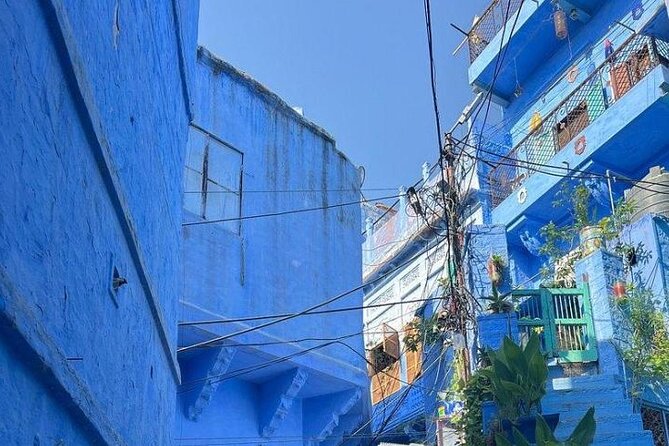 Blue City Heritage Private Walking Tour With Pickup and Drop-Off - Ranisar Padamsar Lakes: fort views plus 500-year-old water context