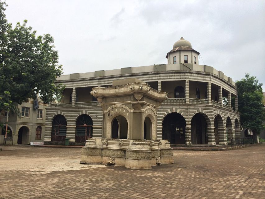 Bollywood Filmcity tour with Dance show. - The A/C drive past sets: your fastest route to the movie-recognition moment