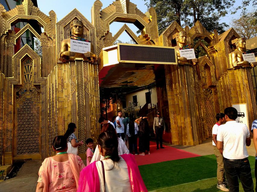 Bollywood Filmcity tour with Dance show. - The dance and comedy shows: language, vibe, and seating reality