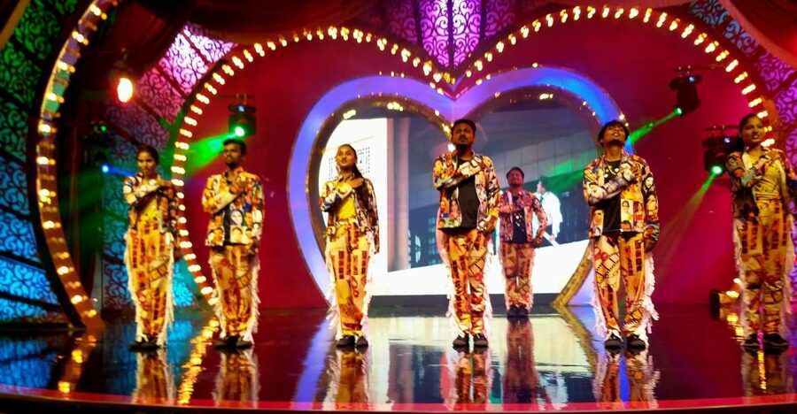 Bollywood Filmcity tour with Dance show. - From hotel pick-up to the Film City gate: logistics that matter