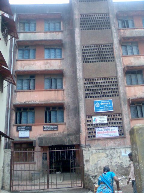 Bollywood tour with Slum Tour & Dance show - Passing Bollywood star neighborhoods: the contrast is the point