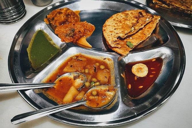 Chandni Chowk Delhi Food Tour with 15+ Tastings - Stop 1: Pasar Chandni Chowk and the Soaked Vadas Moment