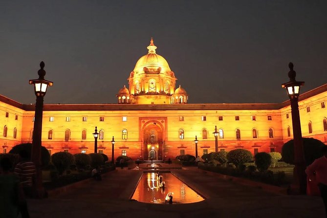 Delhi by Evening Tour with Private AC Car, Guide & Dinner - Gurudwara Bangla Sahib: Sikh devotion with a pool inside