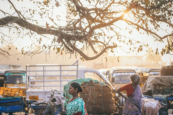 Delhi: Explore Old Delhi on Tuk Tuk with Shopping and Street Food - A Sikh gurdwara stop at Gurudwara Bangla Sahib: religion in the middle of real streets