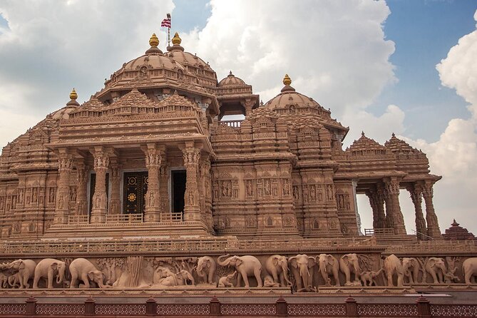 Delhi: Old & New Delhi Full or Half Day Tour - Gurudwara Bangla Sahib and langar: the calm pause