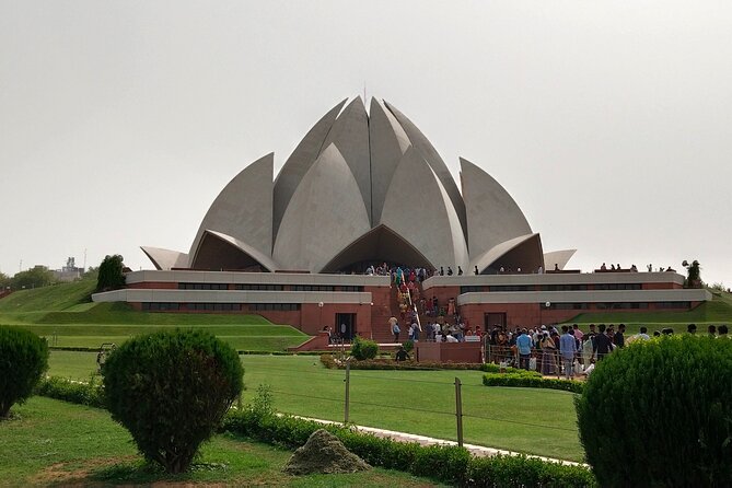 Delhi's historical 7 hours experience tour - Raj Ghat: a calm 30 minutes after the noise