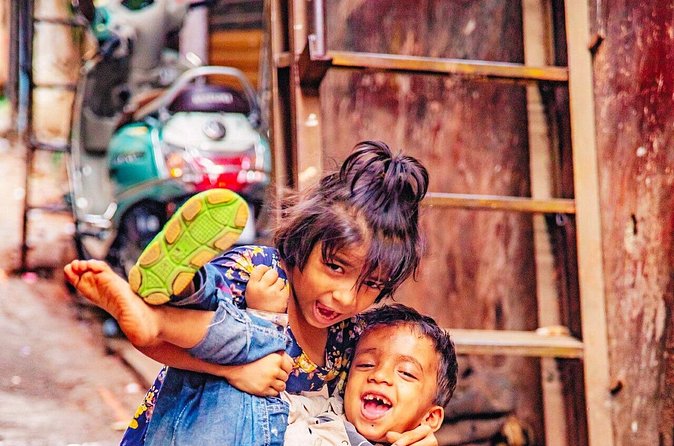 Dharavi Slum Walking Tour: Daily Life in Asia's Largest Slum - How the small group size changes the whole experience