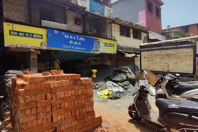Dharavi Slum Walking Tour: Mumbai’s Inspiring Small Industries - Third Wave Coffee meeting point, and what to expect right away