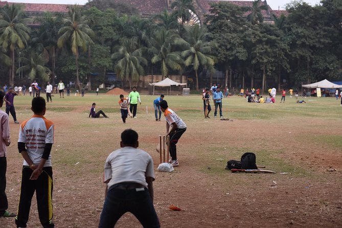 Essence of Mumbai : The Cultural Experience Tour - Meeting your guide in Mumbai and kicking off with daily life
