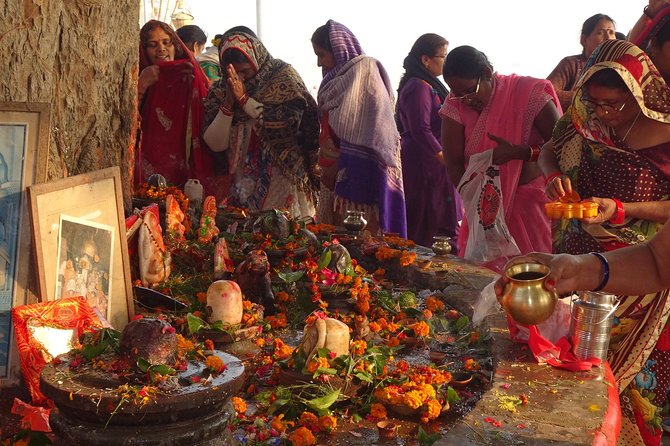 Explore the Highlights of Varanasi - Manikarnika Ghat, the cremation grounds and how to handle it