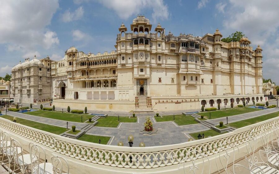 From Delhi: Jaipur Private Tour with Guide & Hotel Pickup - Jantar Mantar UNESCO, reading the sky from the ground