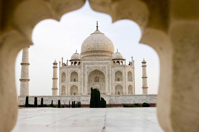 From Delhi: Luxury Taj Mahal Day Tour By Audi / BMW/ Mercedes - Staff, Guides, and the Smooth-Day Feeling