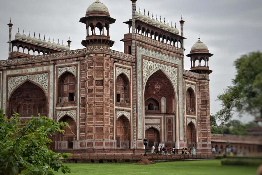 From Delhi: Private 2-Day Golden Triangle Luxury Tour - Guides and languages: why the explanations can make or break it