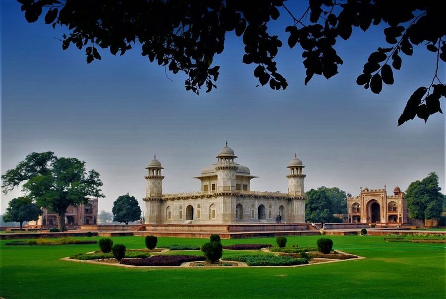 From Delhi: Taj Mahal & Agra City Tour By Gatiman Train - Lunch at a 5-Star Hotel, Plus Train Meals