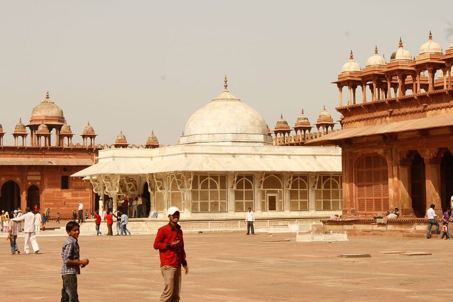 From Delhi: Taj Mahal Sunrise, Agra Fort & Baby Taj Day Tour - Breakfast or lunch at a 5-star hotel: meal planning that saves your day
