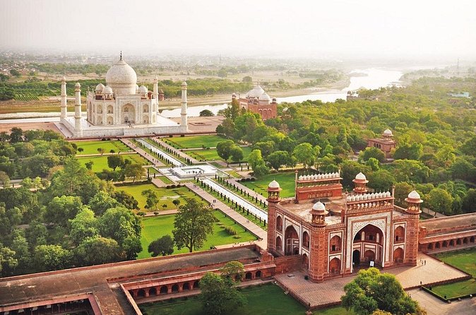 From Delhi to Taj Mahal and Agra Tour By Superfast Train - Meals on the train, plus what is and is not included