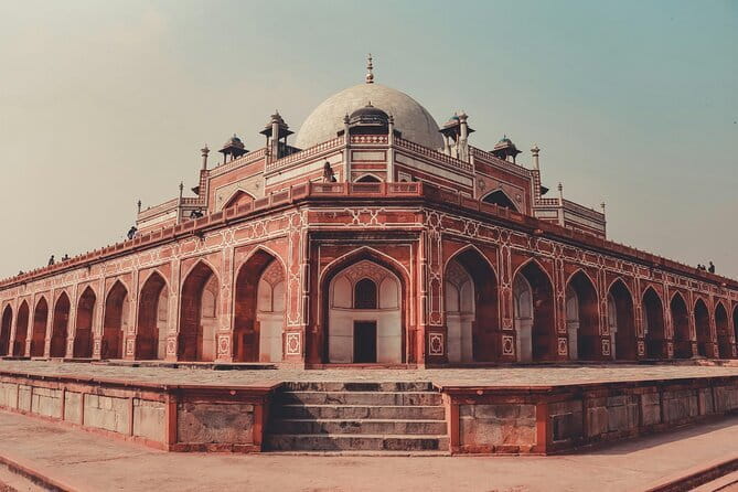 Full Day 8 Hours Old and New Delhi City Tour. - New Delhi monuments: India Gate and the official center of power