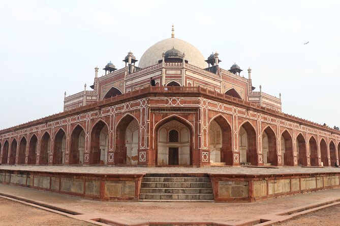 Full Day Delhi Sightseeing Tour by Public Transport - Gurudwara Bangla Sahib: Sikhism, Culture, and a Free Meal Moment