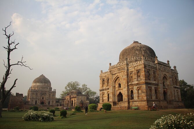 Full Day Delhi Sightseeing Tour by Public Transport - Hazrat Nizamuddin Aulia: A 15-Minute Dose of Pilgrim Energy