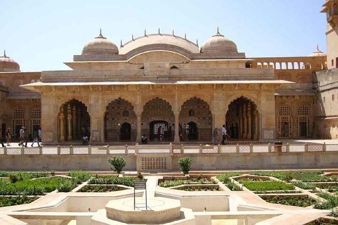 Full-Day Jaipur City Tour with Amber Fort and City Palace - Lunch options and what changes with the all-inclusive upgrade