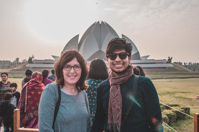 Half-Day Delhi Temple Tour with Pick-Up & Drop-Off - Stop 1: Lotus Temple and its Bahai message