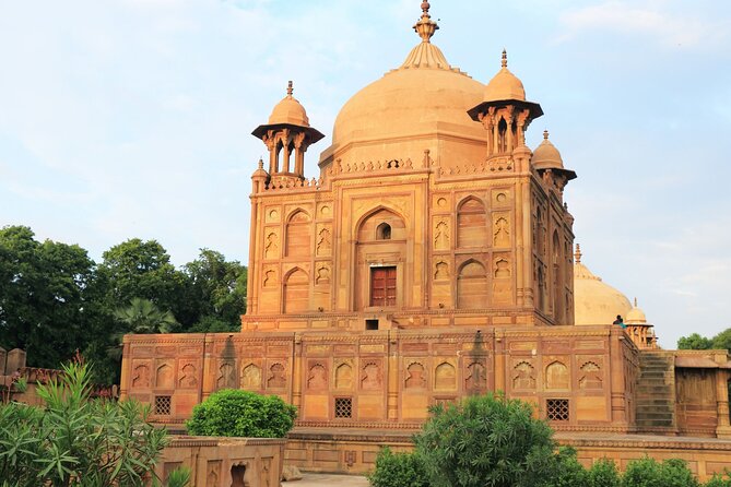 Heritage & Cultural Walk of Lucknow (2 Hours Guided Walking Tour) - Meeting Point and How This 2-Hour Walk Is Set Up