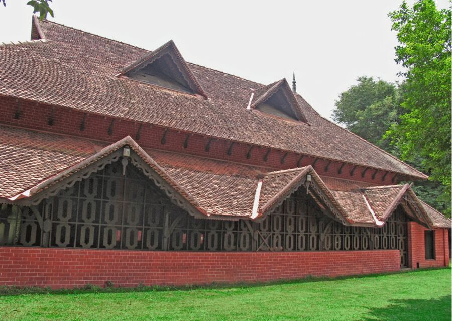 Heritage & Cultural Walk of Trivandrum Guided Walking Tour - Rama Rao Lamp, old houses of Kerala, and the academic glow