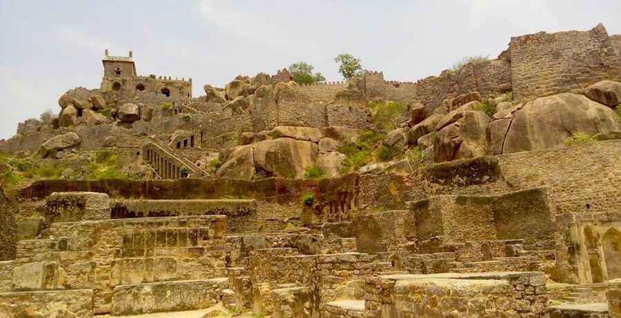 Hyderabad: Golconda Fort and Qutub Shahi Tombs Half-Day Tour - Golconda Fort: the diamond myth, the palace role, and the Balahisar Gate clap