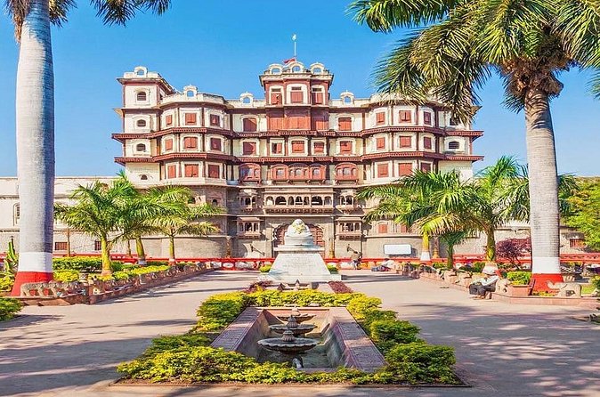 Indore Local Tour - Rajwada Indore: a seven-storied Holkar landmark near the Chhatris