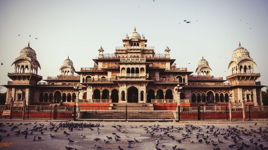 Jaipur City Tour: City Palace, Jantar, Hawa & Jal Mahal - Lunch at a recommended multi-cuisine restaurant, with options