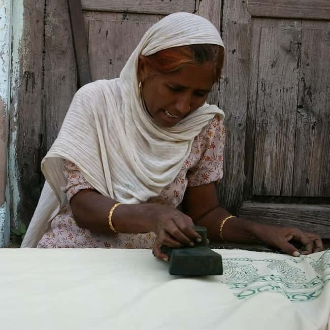 Jaipur: Cultural Tour with Artisan Craft Experiences - Traditional Rajasthani Lunch in a Village Setting