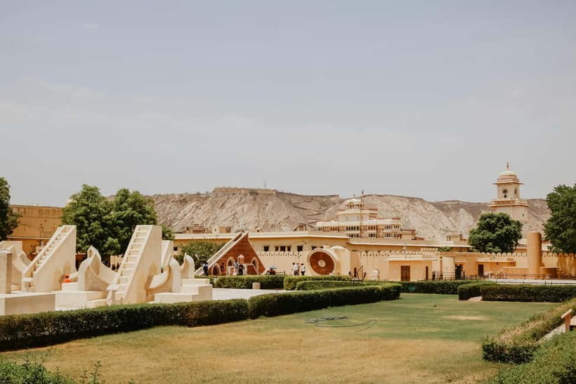 Jaipur: Full-Day City Tour with Car, Guide & Skip-the-Line - Lunch at a local restaurant, with a buffer for real Jaipur time