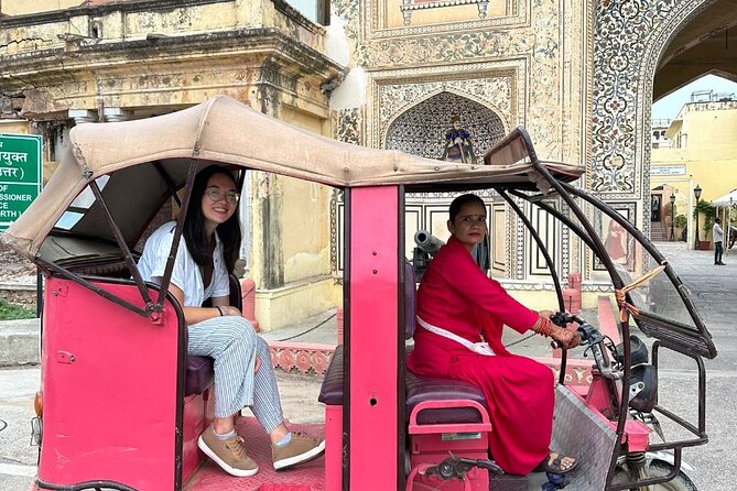 Jaipur Half-Day Heritage Tour by Women-Driven E-Rickshaw - Stop 2: Hawa Mahal, what to expect in a tight 30 minutes