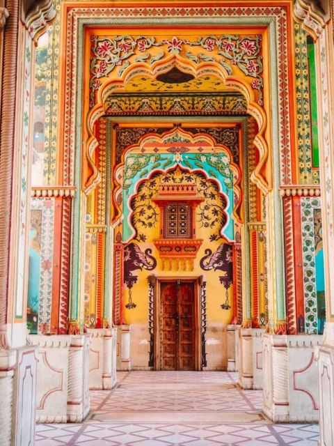 Jaipur: Instagram Tour of The Top Photography Spots - Hawa Mahal: jharokhas, light, and tight facade frames